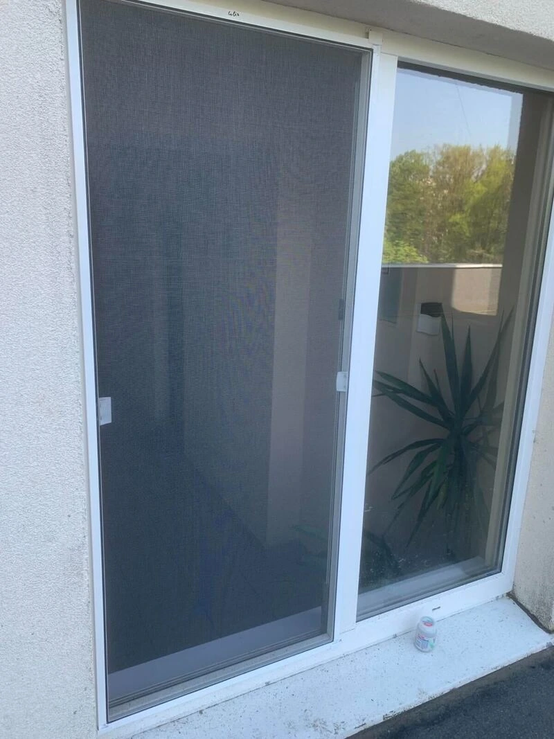 Instalarea plasei anti-insecte: fereastră