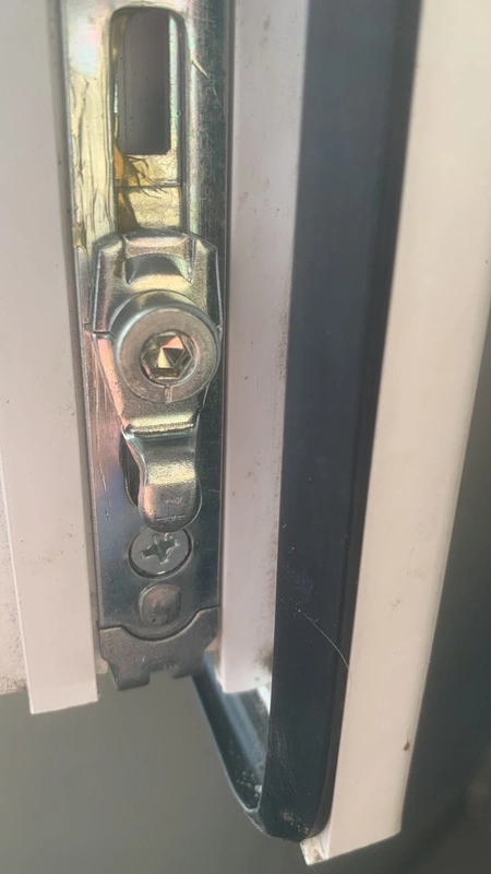 Reglarea feroneriei cercevelei